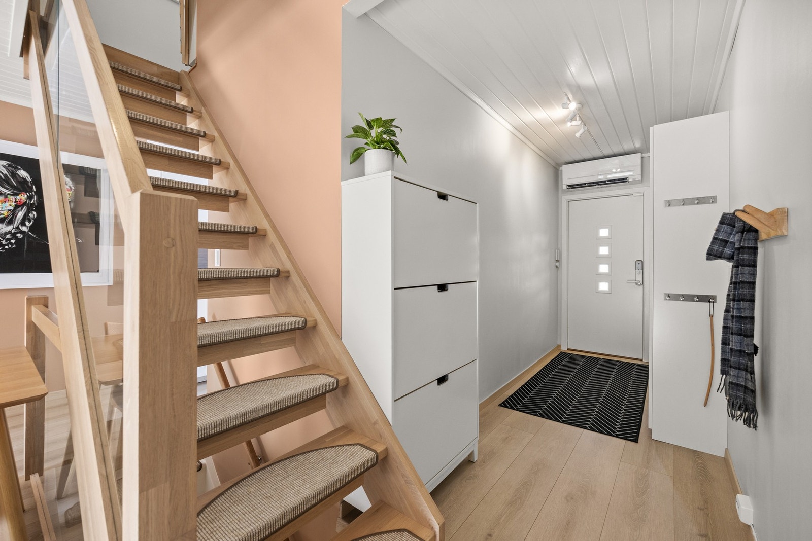 Entréen gir deg et godt førsteinntrykk av boligen. Galleribilde