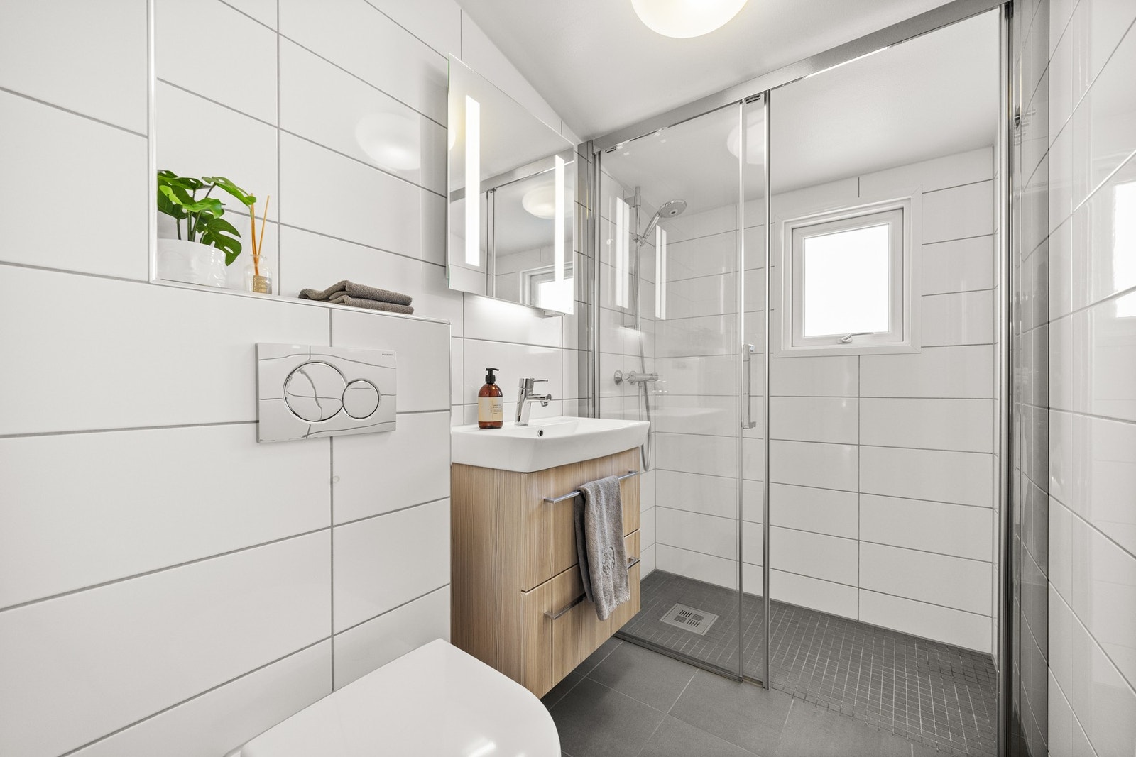 Pent flislagt baderom i 2. etasje. Galleribilde