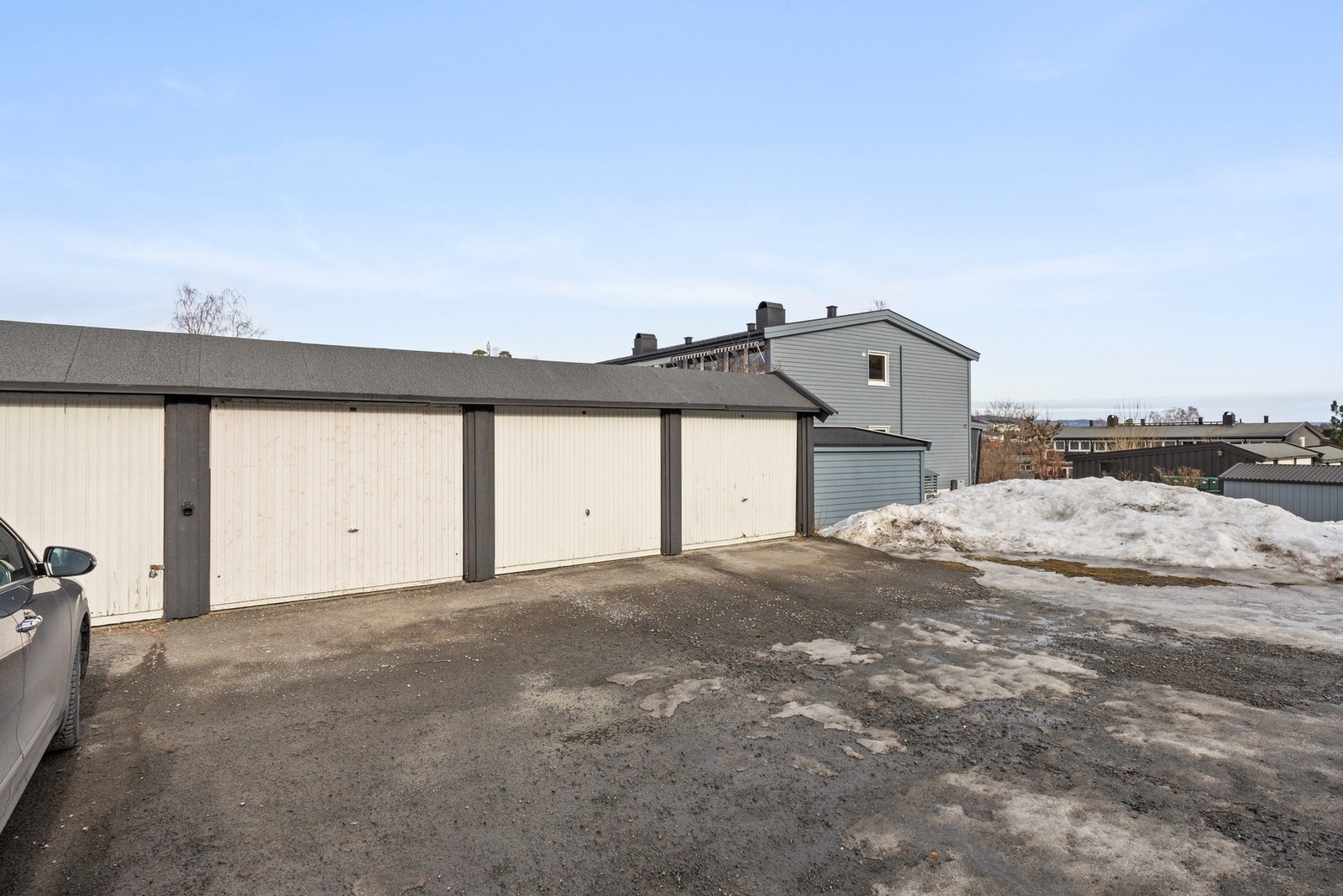 Parkering i felles garasjerekke. Galleribilde