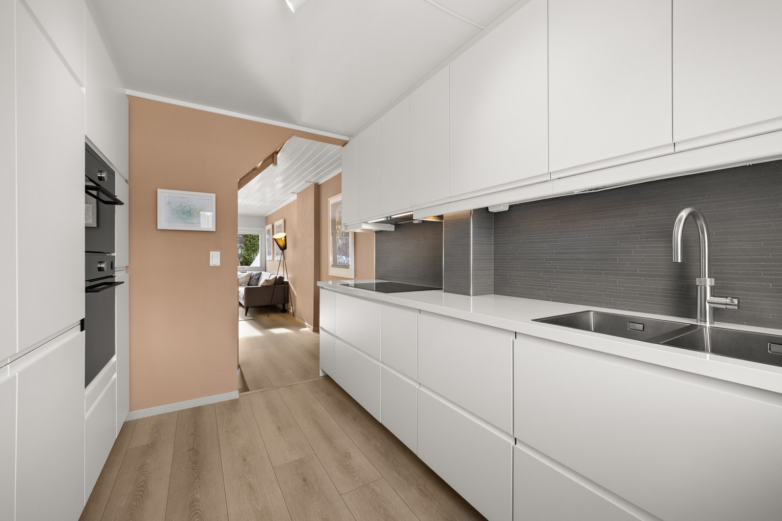 Rommet er godt utstyrt med både skap- og benkeplass Galleribilde