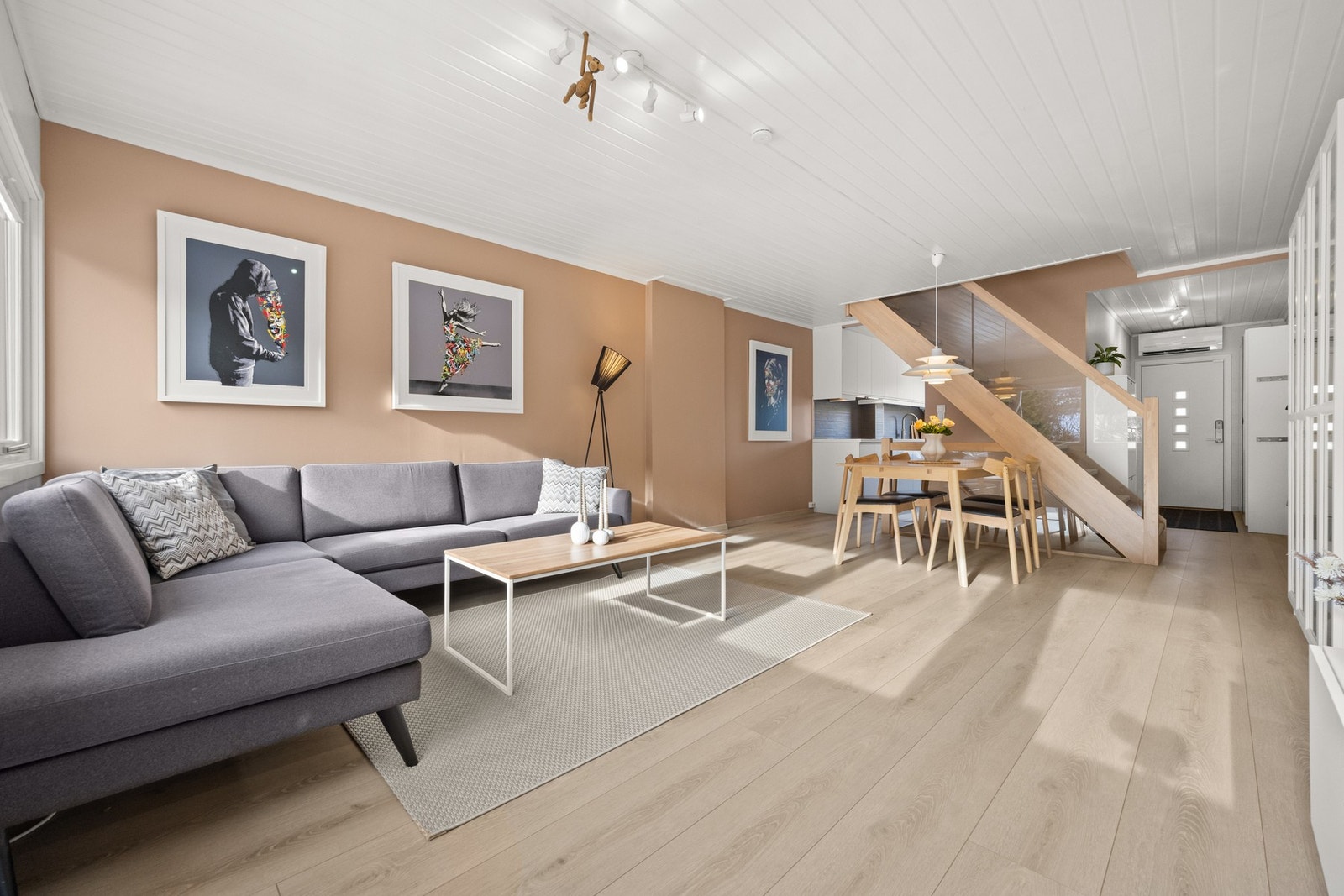 Fra stuedelen er det god plass til en spisestuedel. Galleribilde