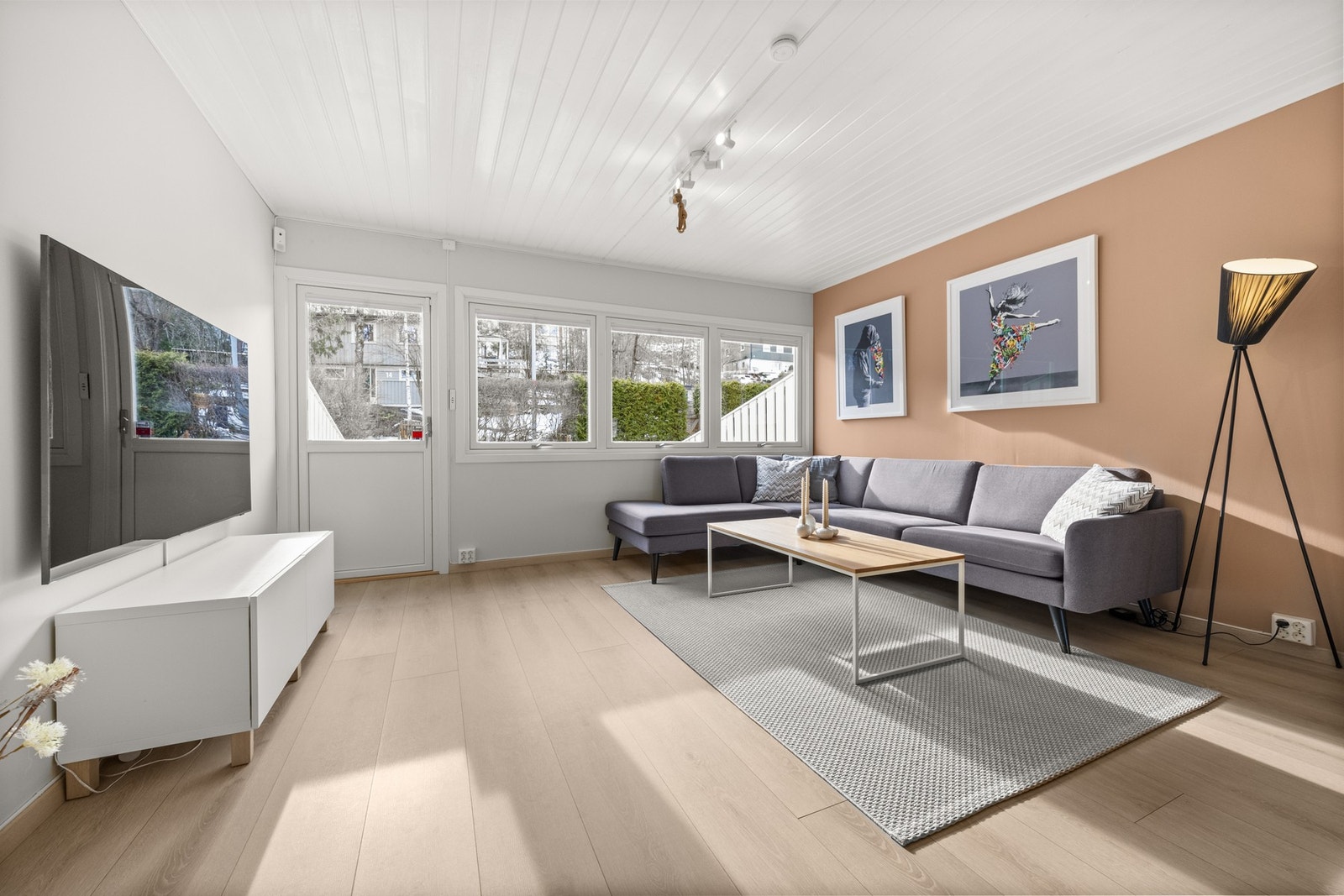 Dagligstuen i 1. etg. er romslig med plass til både sofa-/ spisestuedel. Galleribilde