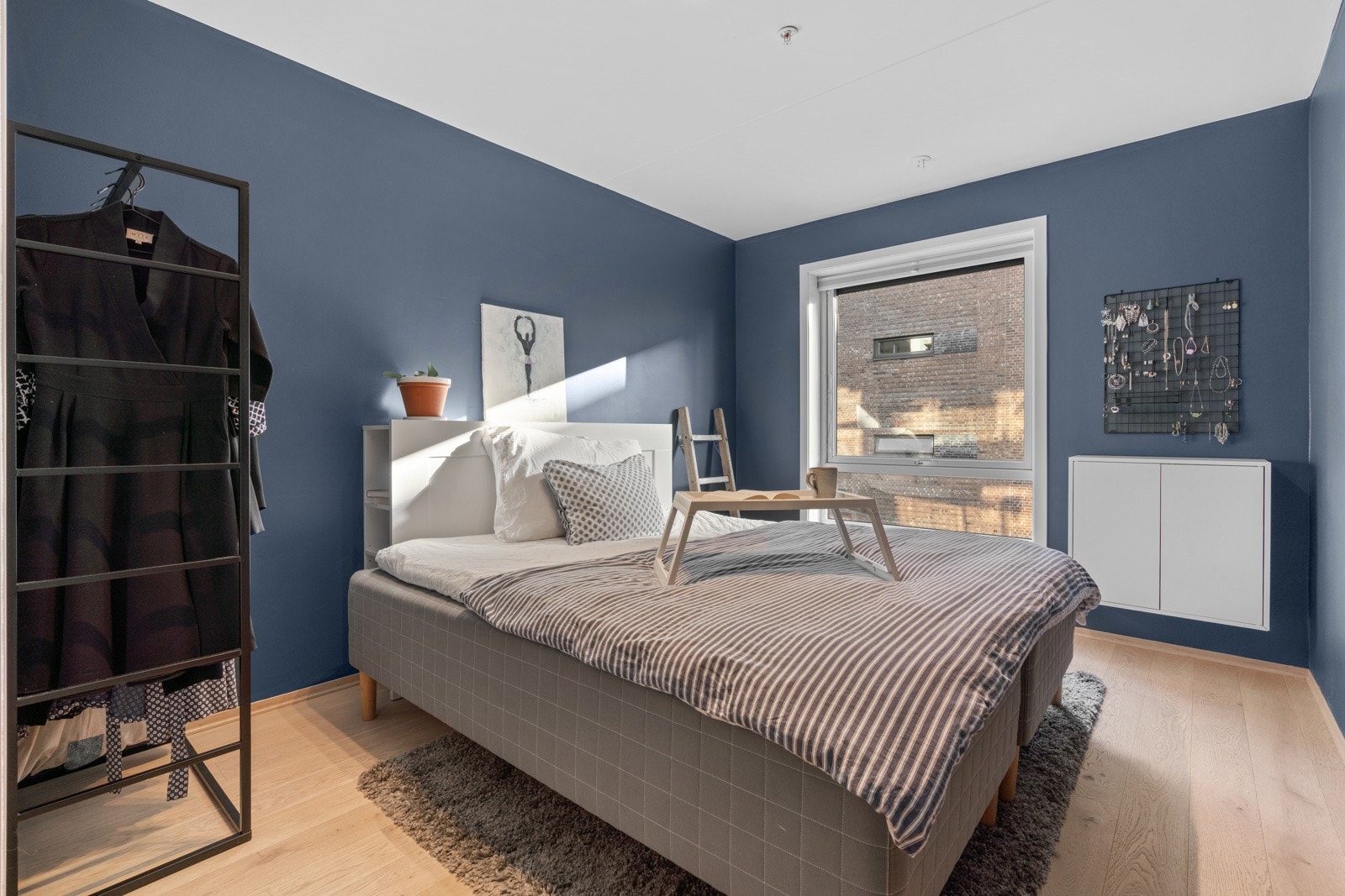 Hovedsoverommet er av generøs størrelse og har god plass til dobbeltseng Galleribilde