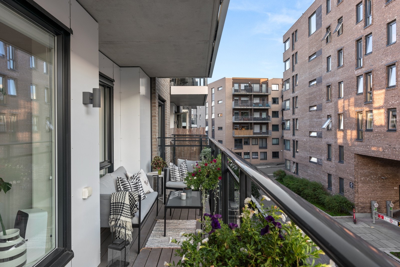 Den sydvestvendte balkongen er på ca. 8,2 kvm og har plass til møblement og grill Galleribilde