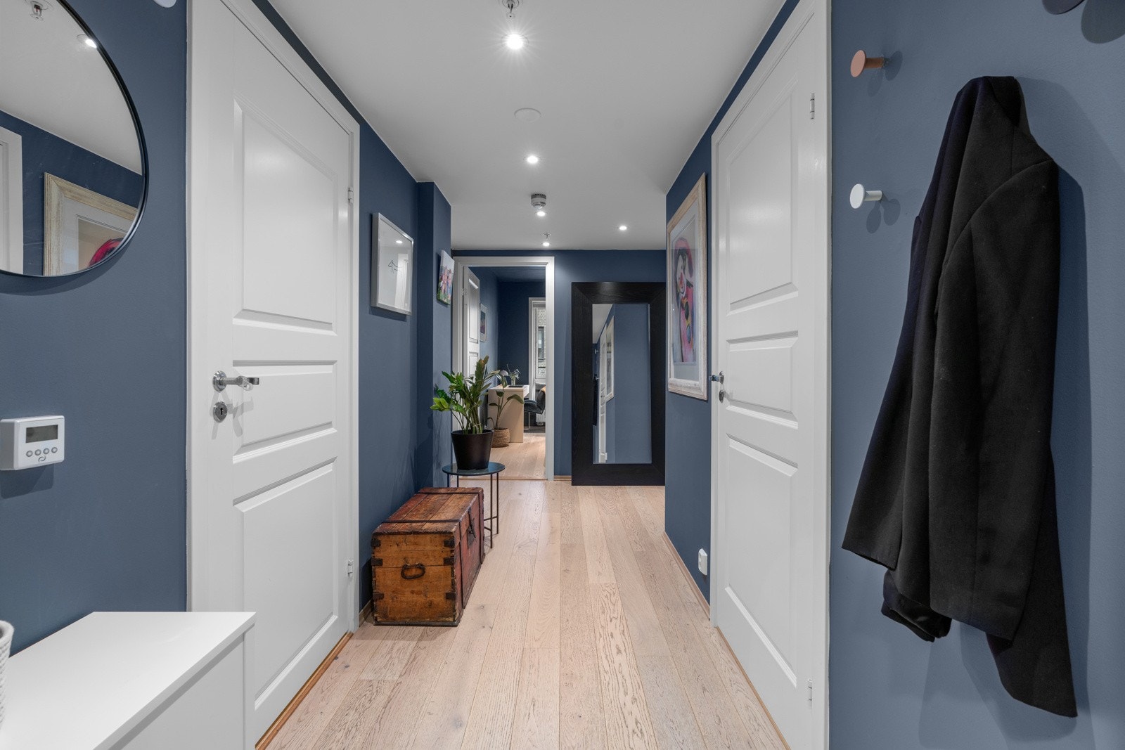 Praktisk entré og mellomgang med downlights i himling. Gangen har god plass til ønsket entrémøblement Galleribilde