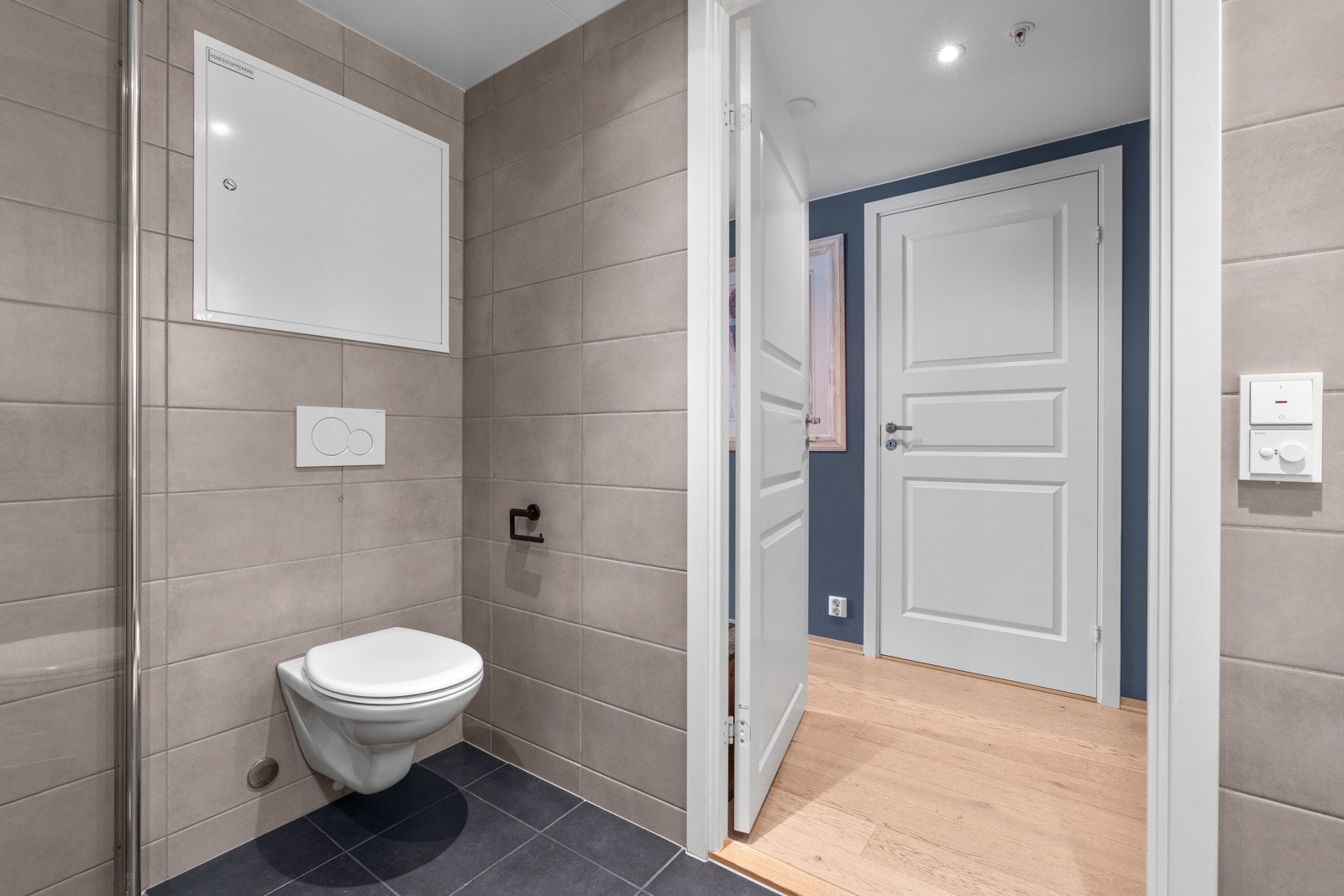 Varme i gulv og downlights i tak Galleribilde