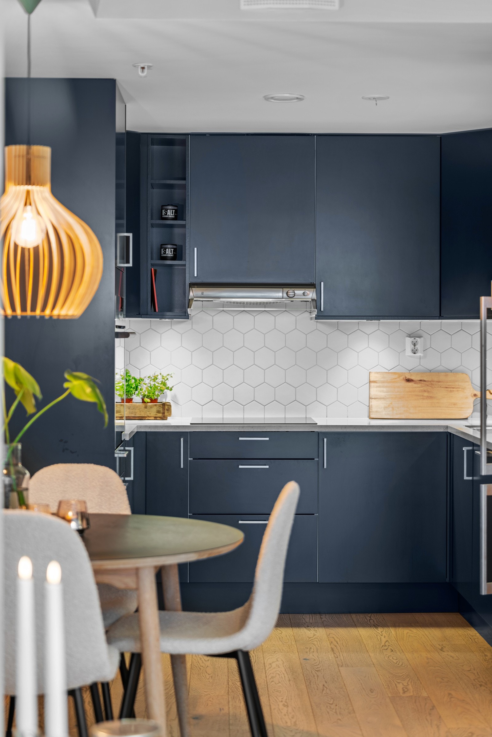 Tidløs, mørk blå innredning fra Sigdal Galleribilde