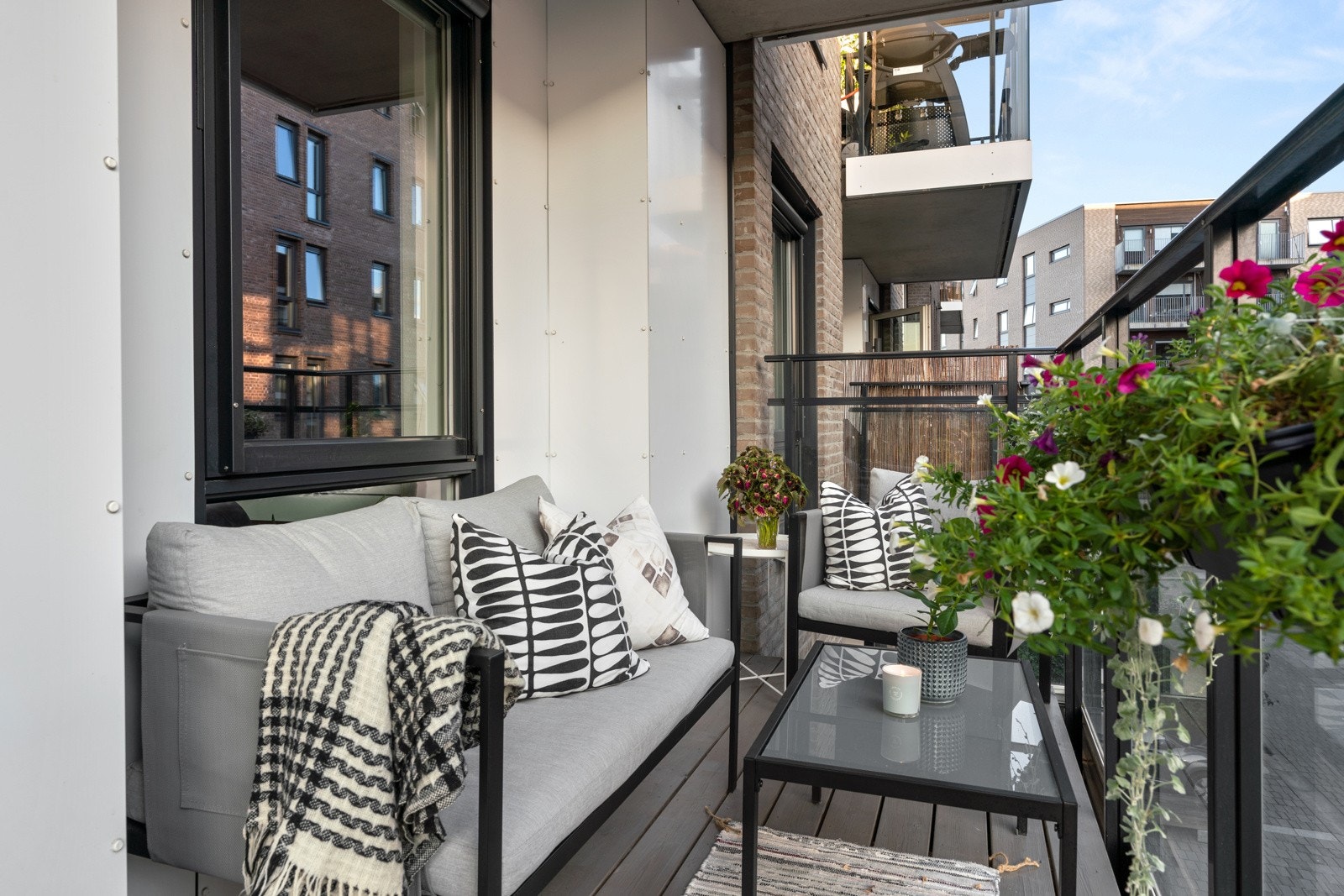 Leiligheten har en rolig beliggenhet midt i Tiedemannsbyen, med kort vei til alt man trenger i hverdagen Galleribilde