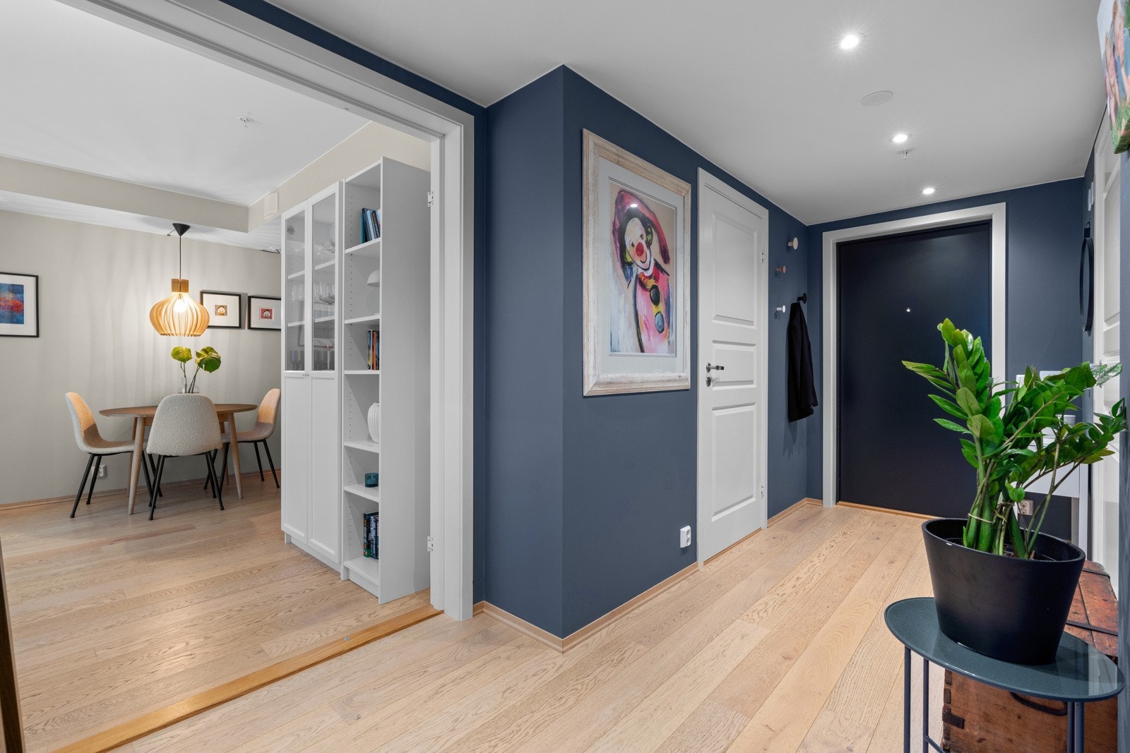 Leiligheten er utstyrt med vannbåren varme og balansert ventilasjon, samt sprinkleranlegg og brannvarslingssystem Galleribilde