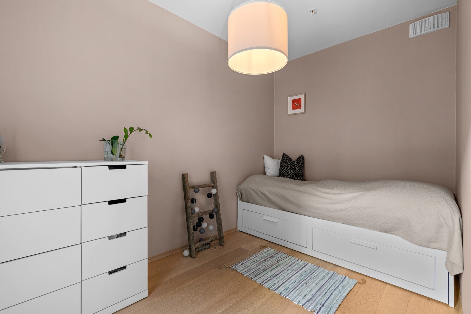 Soverom 3 - God plass til både seng og garderobeskap Galleribilde