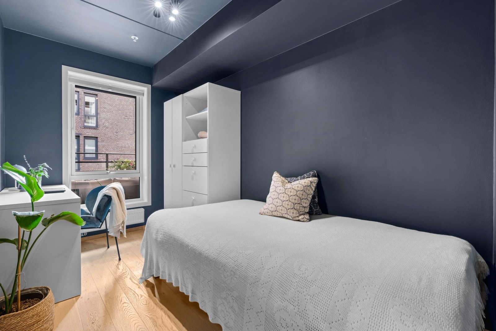 Soverom 2 - Rommet passer ypperlig som barnerom, gjesterom eller kontor Galleribilde