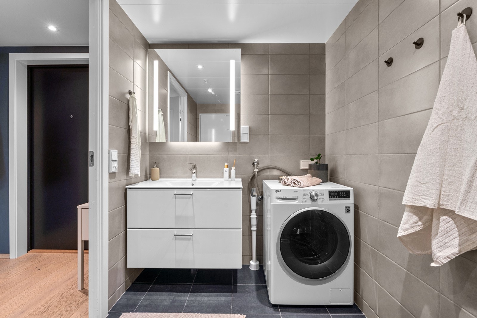 God plass for vaskemaskin og tørketrommel Galleribilde