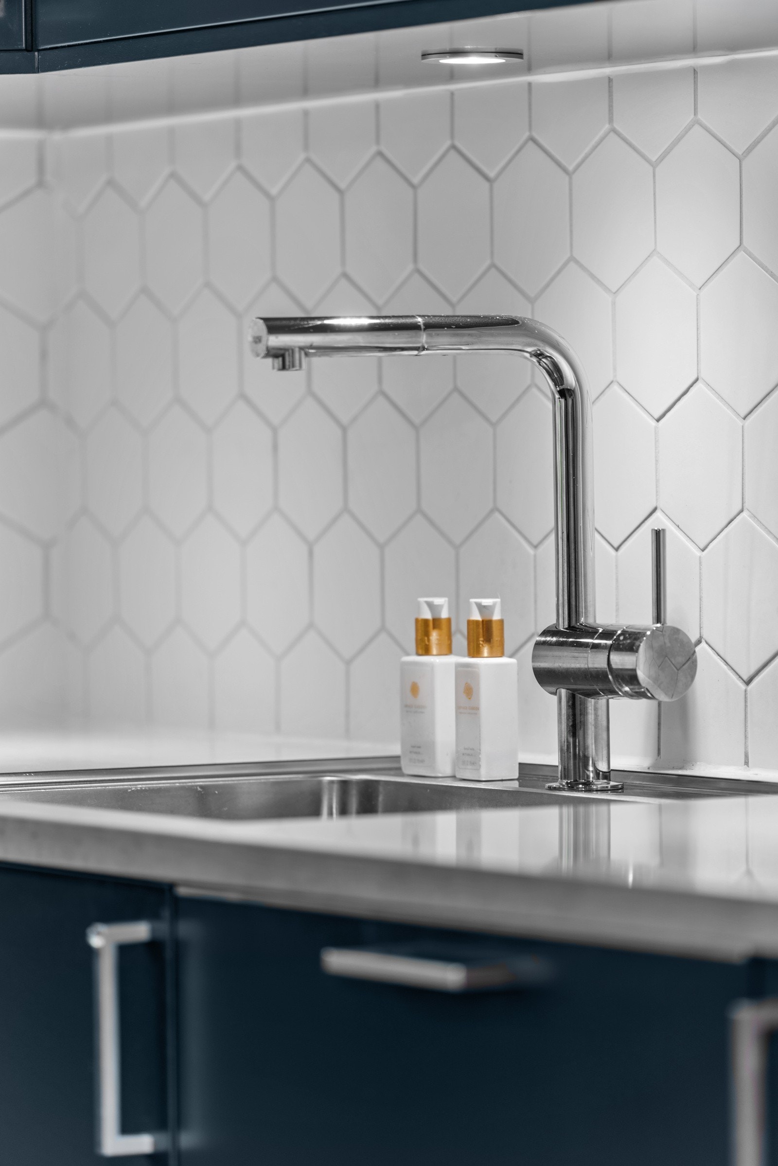 Lyse, lekre hexagon fliser over benk og blandebatteriet med praktisk uttrekk Galleribilde