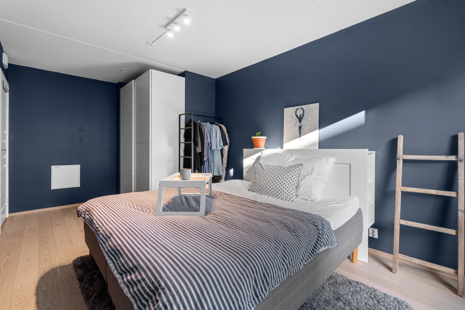 Rommet er innredet med stor skyvedørsgarderobe. I tillegg til at det er plass til ytterligere oppbevaringsmøbler hvis ønskelig Galleribilde