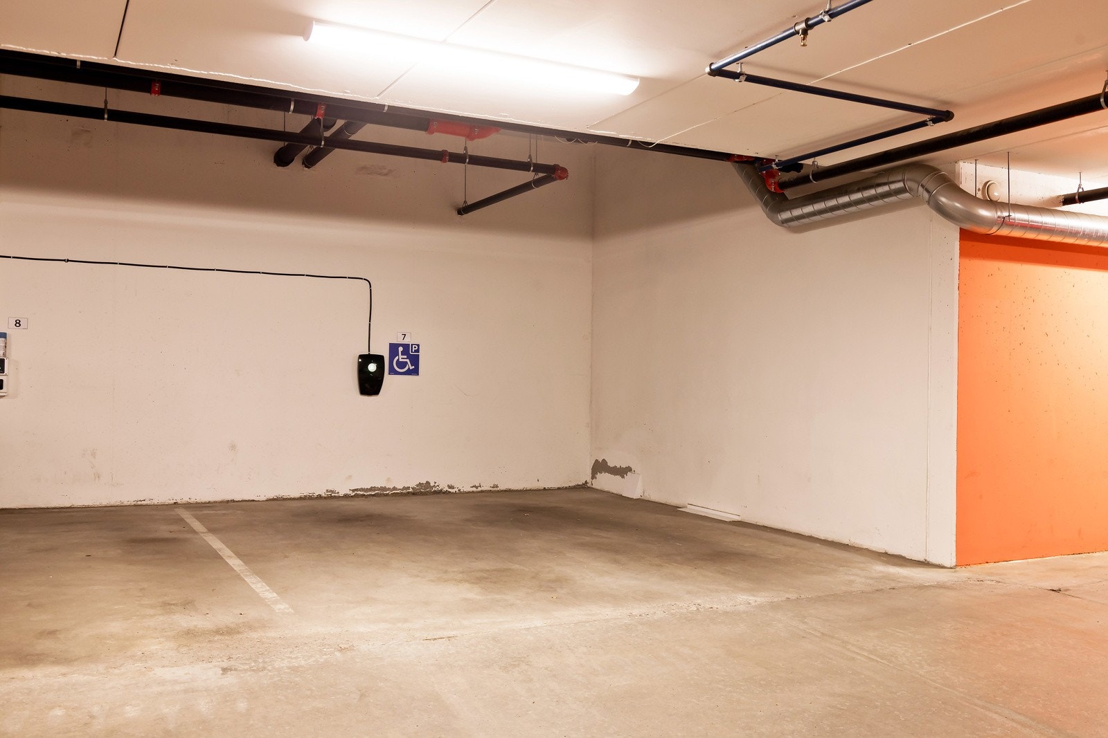 Det medfølger garasjeplass med elbillader i felles, lukket garasjeanlegg. Leiligheten disponerer en bred HC plass Galleribilde