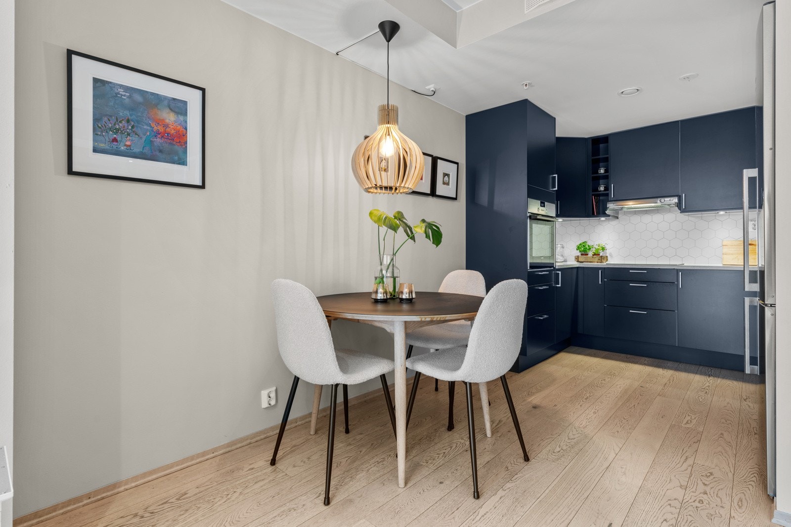 Kjøkkenet er meget delikat og fint tilbaketrukket fra stuen Galleribilde