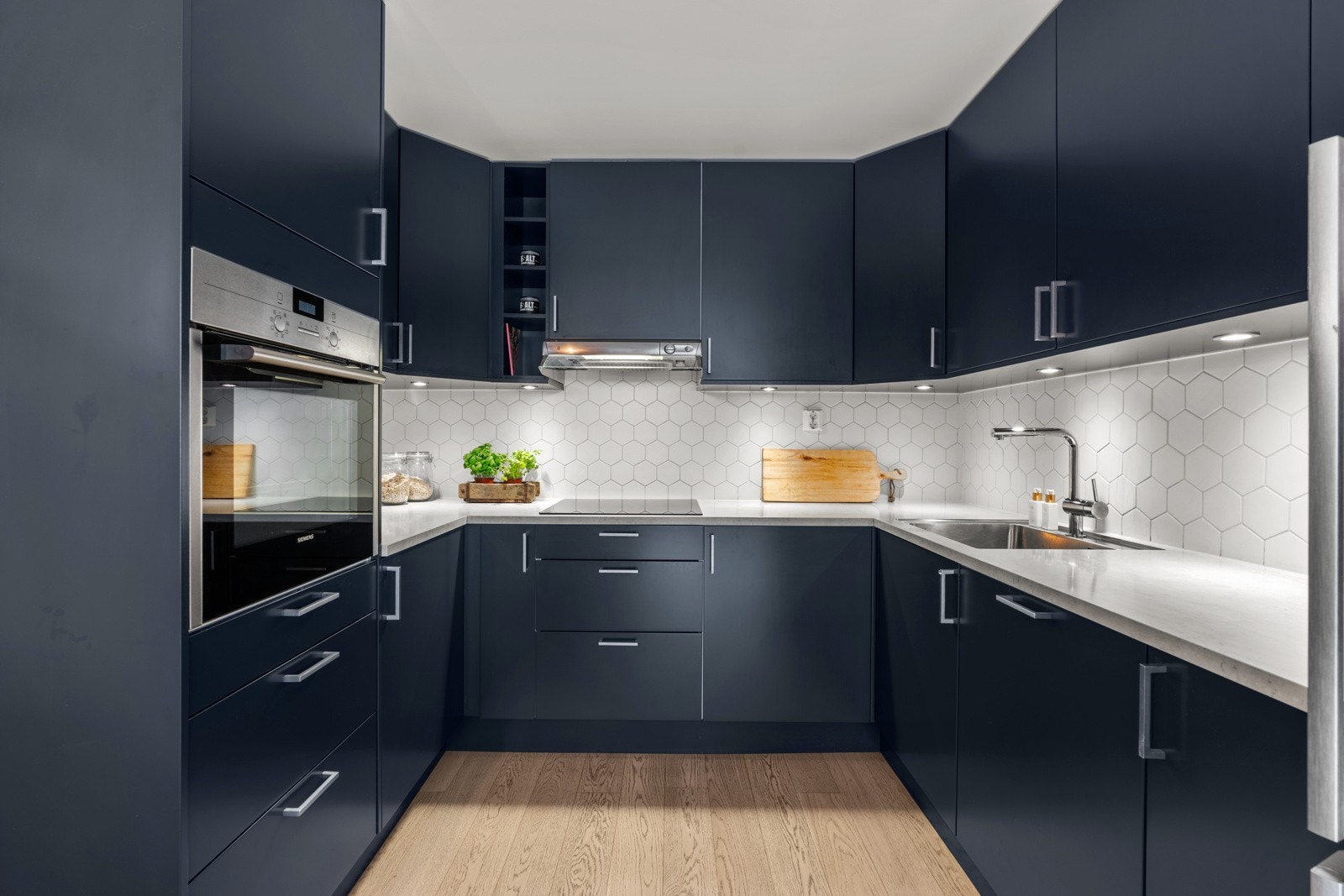 Det er lagt vekt på gode arbeidsflater og godt med oppbevaringsplass i både skap og skuffer Galleribilde