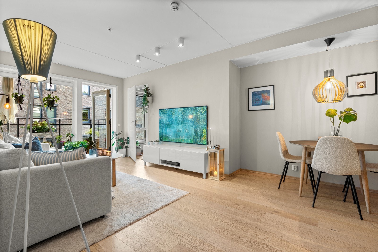 Lys enstavsparkett på gulv og veggene er malt i moderne farger som skaper fine kontraster. Galleribilde