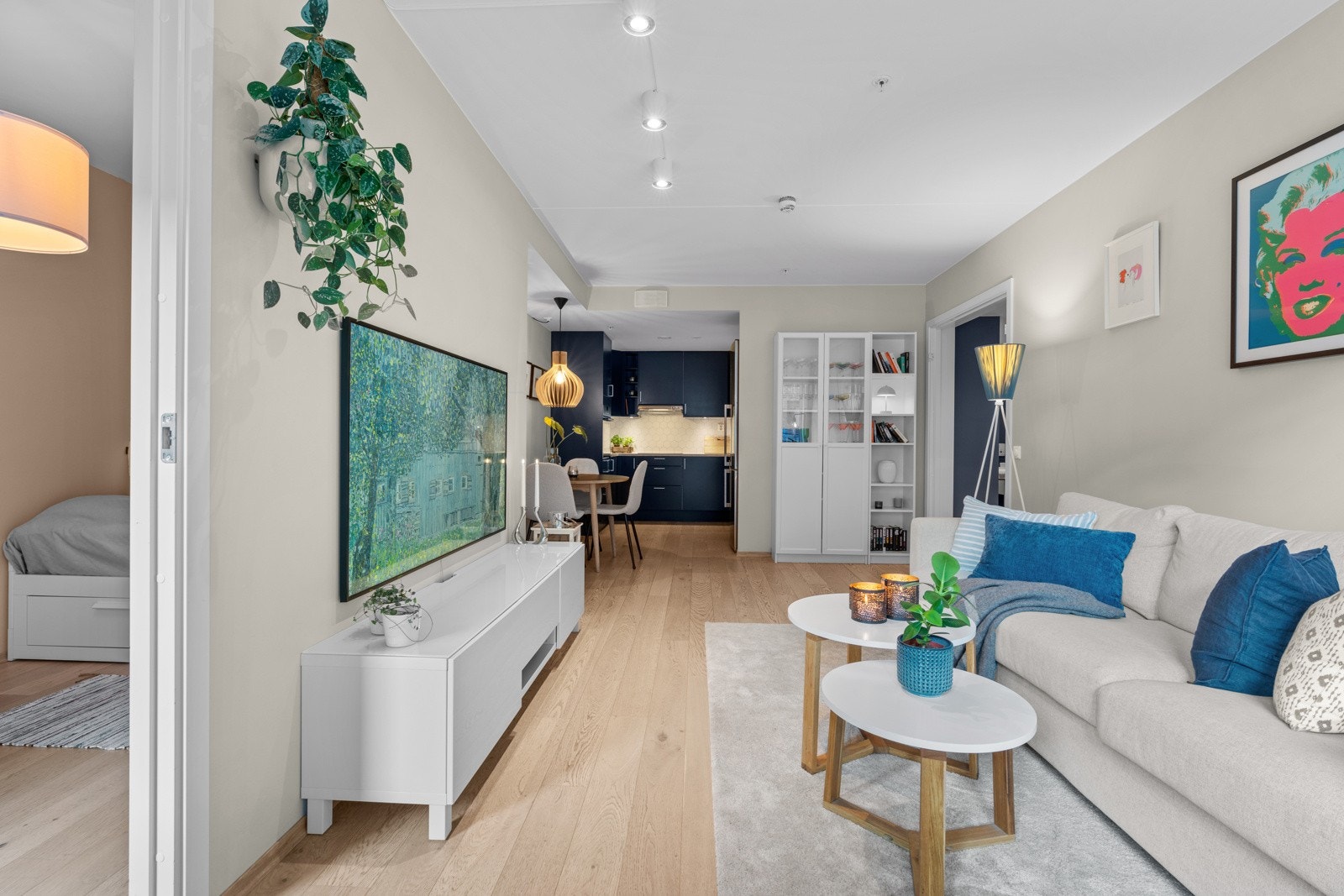 Stuen har plass til både sofakrok og spisebord Galleribilde