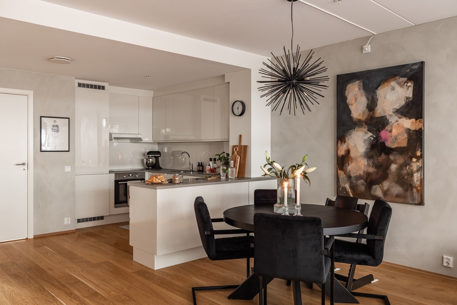 God plass til ønsket spisebord og øvrig møblement Galleribilde