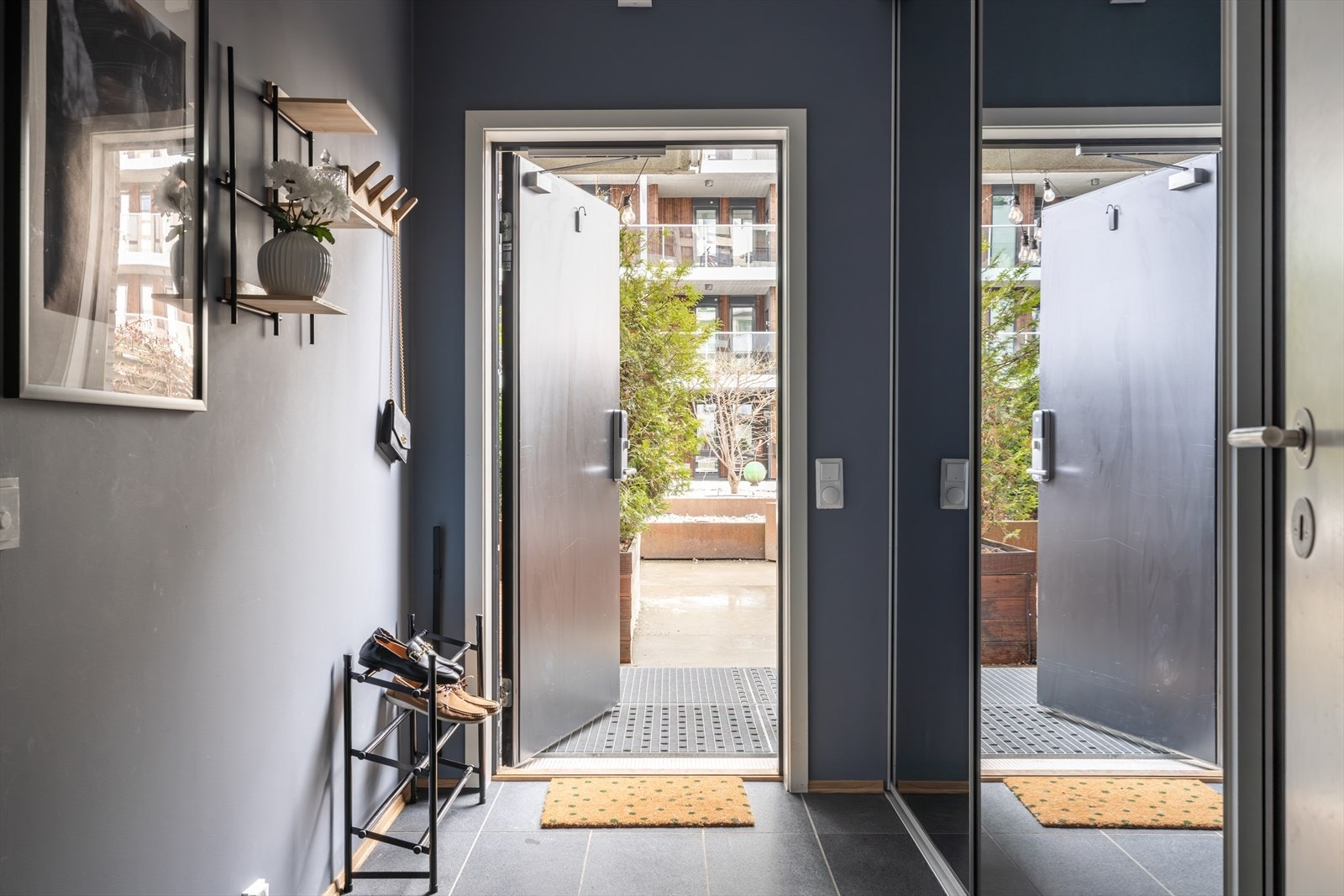 Delikate overflater med flislagt gulv med varmekabler Galleribilde