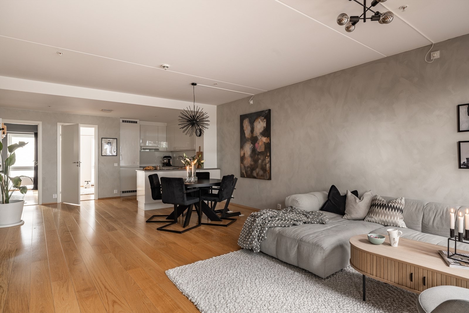 Den åpne løsningen mellom stue og kjøkken gir en sosial planløsning, hvor du kan innrede etter eget ønske! Galleribilde