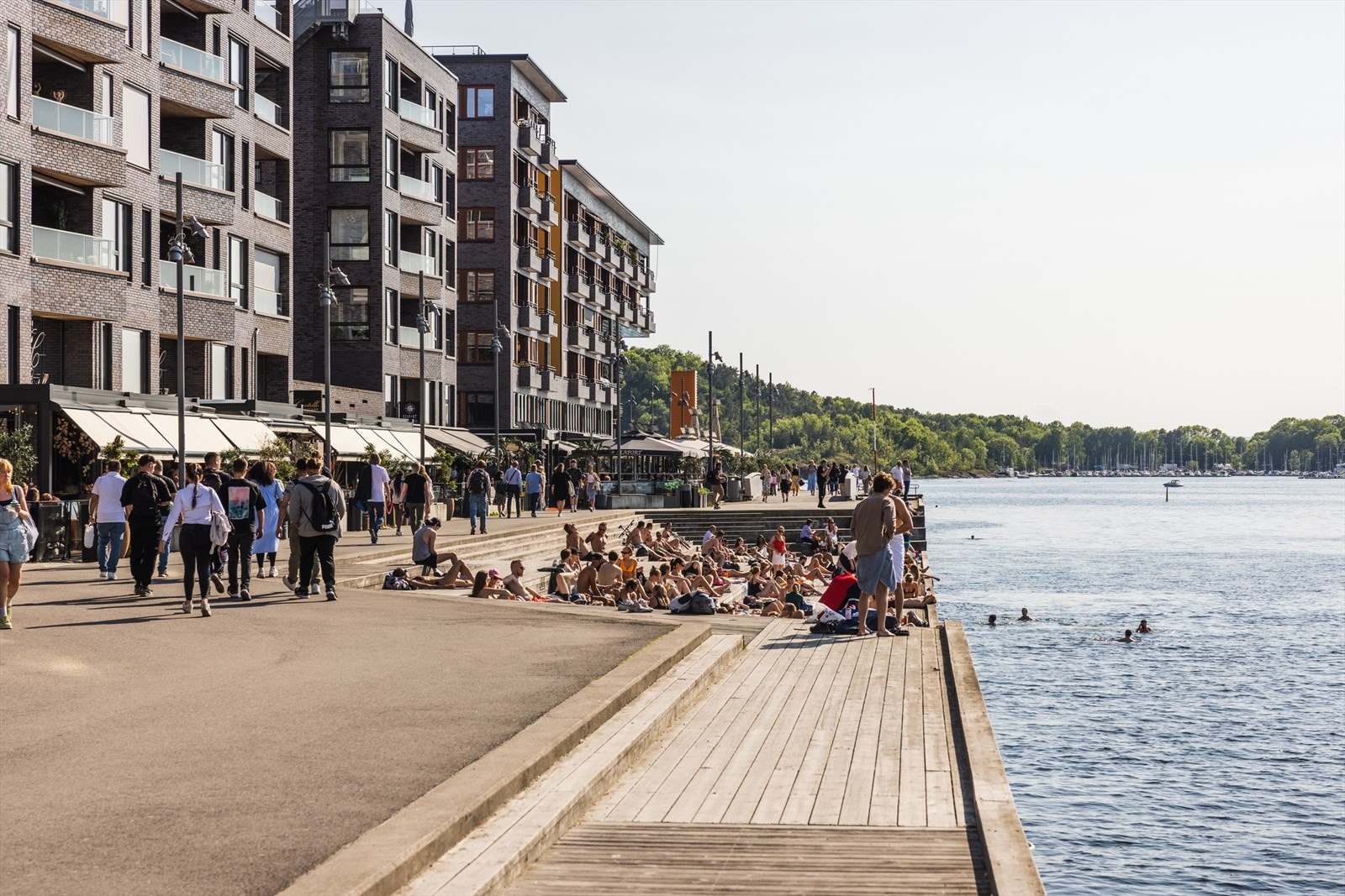 Sørenga er et moderne og livlig område i Oslo, kjent for sine vakre fjordutsikter, sjøbad og hyggelige kaféer Galleribilde