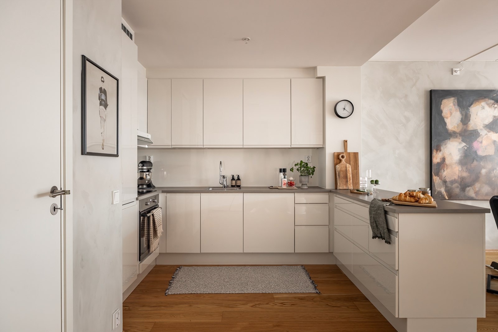 Meget romslig og herlig 3-roms leilighet med generøs og god plassutnyttelse. Galleribilde