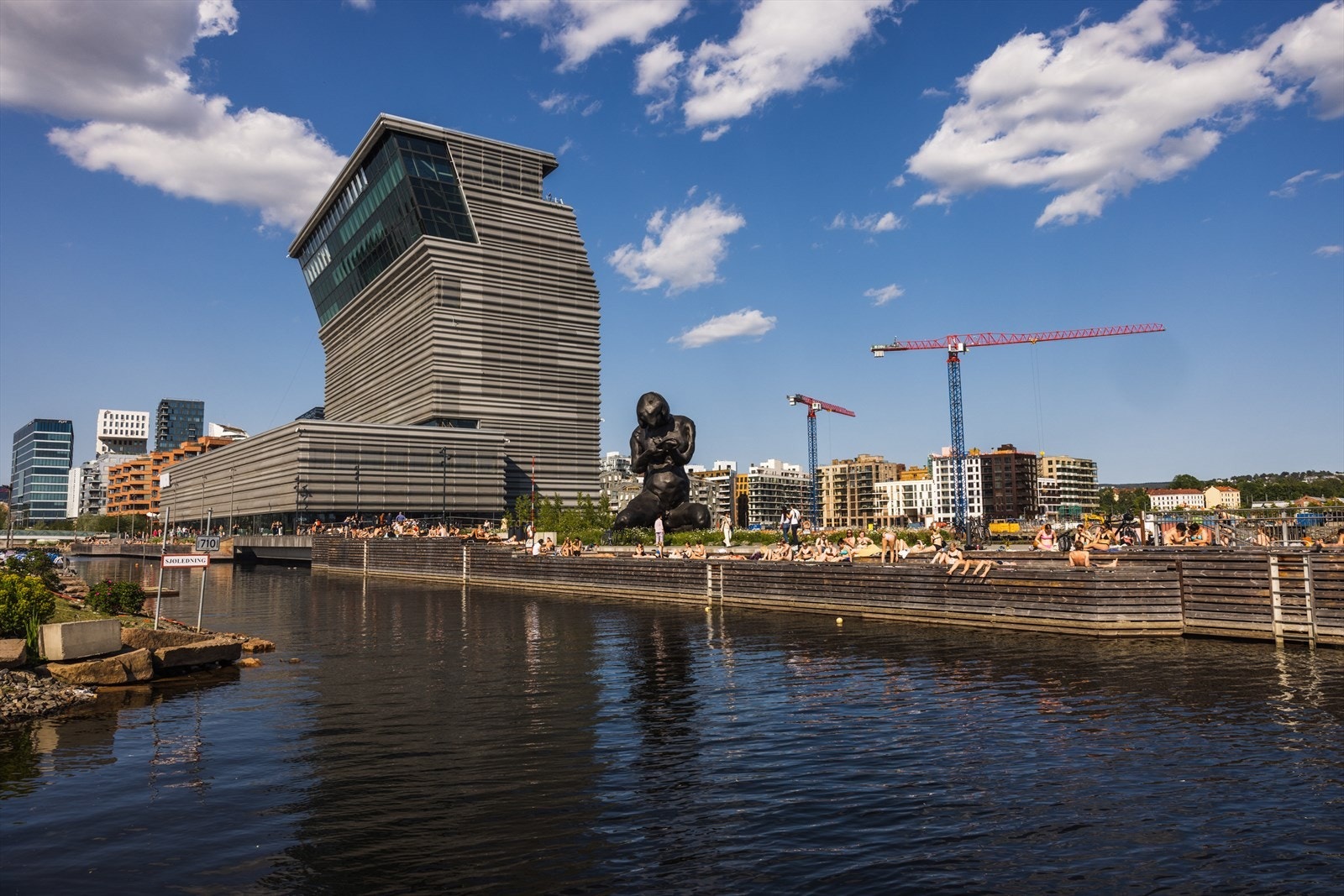 MUNCH-museet er et kulturelt midtpunkt i Bjørvika, hvor kunst møter byliv og sjøutsikt Galleribilde