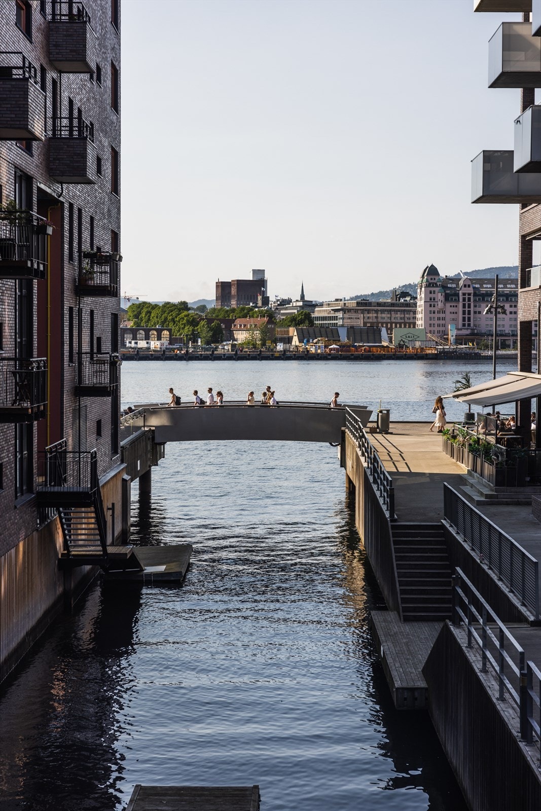 Med sin moderne arkitektur og nærhet til fjorden er Sørenga et av Oslos mest attraktive områder Galleribilde