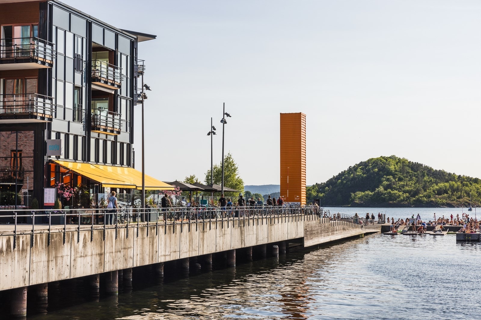 Nyt solrike dager ved sjøbadet og opplev hyggelig matopplevelser på flere av byens populære serveringssteder Galleribilde