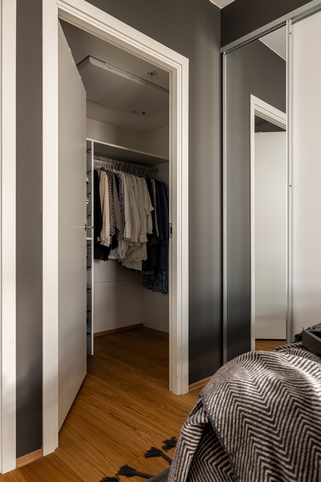 Her er det gode oppbevaringsmuligheter i eget walk-in-closet! Galleribilde