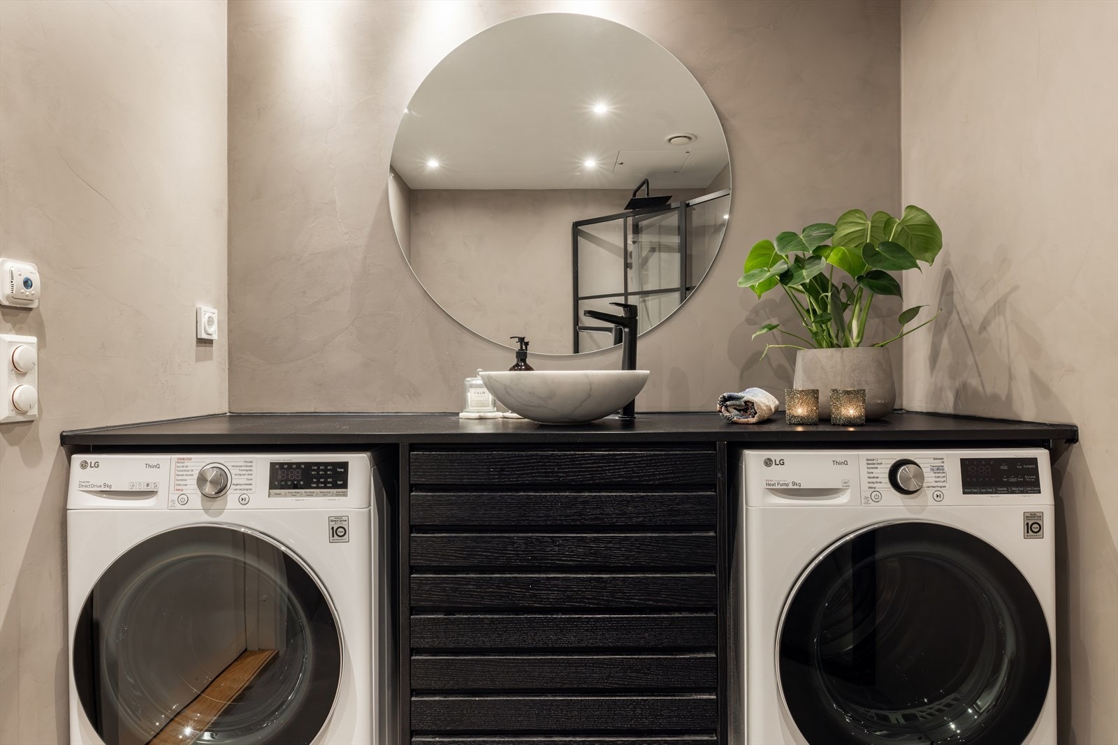 Innredningen består av servant, speil, skuffeseksjon, veggmontert toalett og dusjnisje Galleribilde