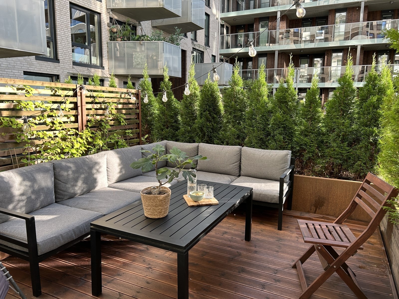 Leiligehten byr på rekkehusfølelse med sin store private terrasse. Galleribilde