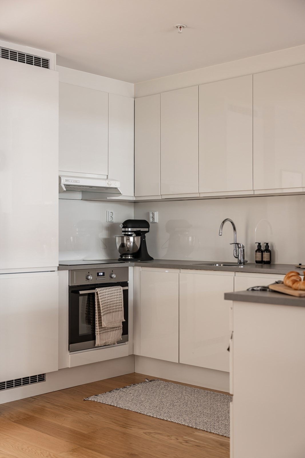 Kjøkkenet er utstyrt med integrert komfyr, induksjonstopp, oppvaskmaskin og kjøleskap med frys Galleribilde