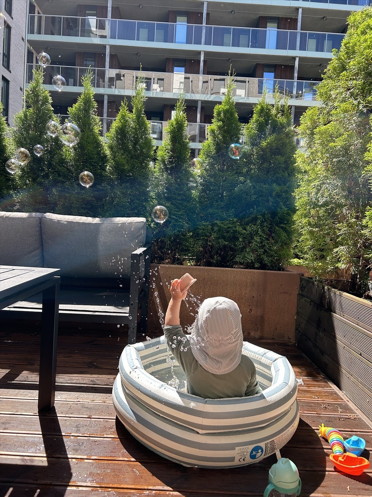 Terrassen vender mot rolig og skjermet gårdsrom. Galleribilde