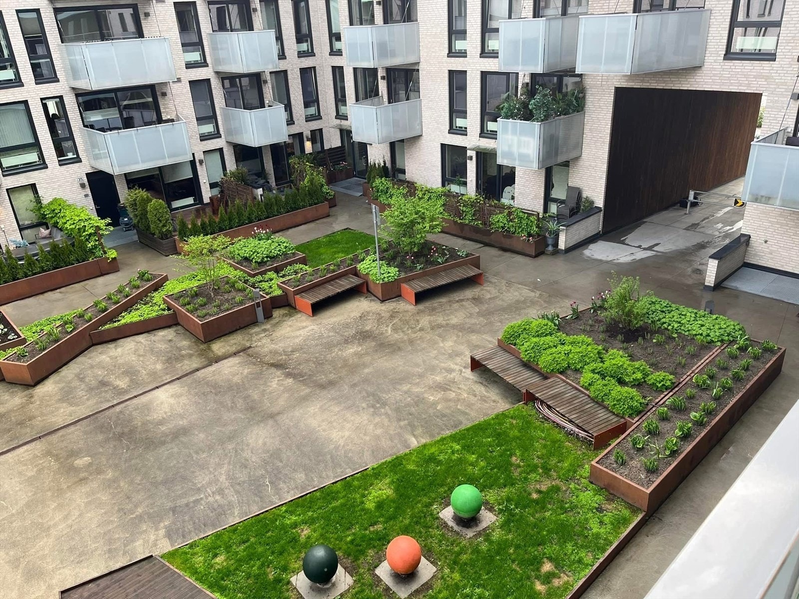 Leiligheten har en god beliggenhet med kun 1 min gange til Rema, 2 min til søndagsåpne Coop Prix, 5 min til Meny. Flere restauranter rett i nærheten og en koselig kafé på spissen. I tillegg tar det bare 2 min å gå til nærmeste barnehage. Galleribilde