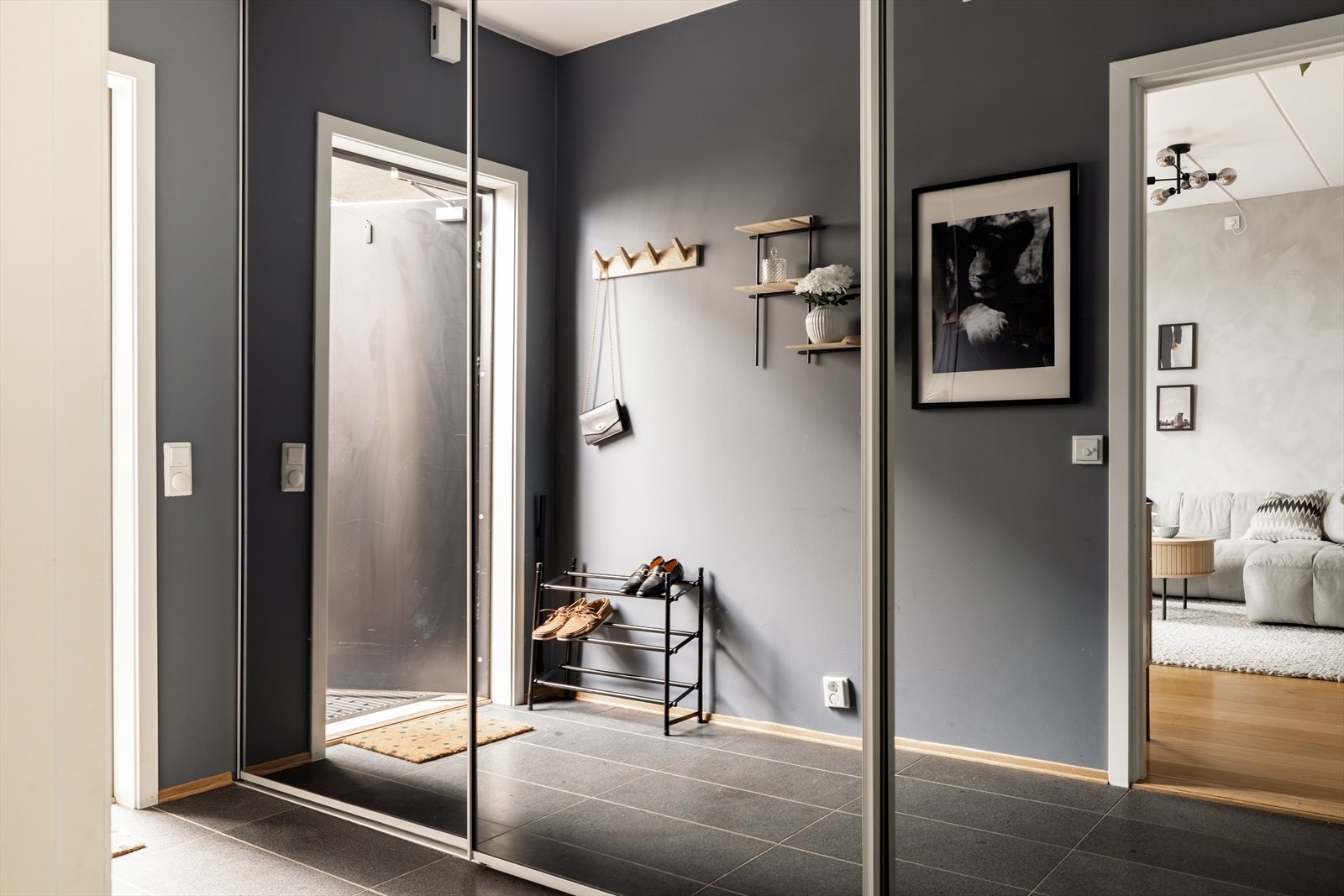 Ytterligere oppbevaringsmuligheter i stor skyvedørsgarderobe Galleribilde