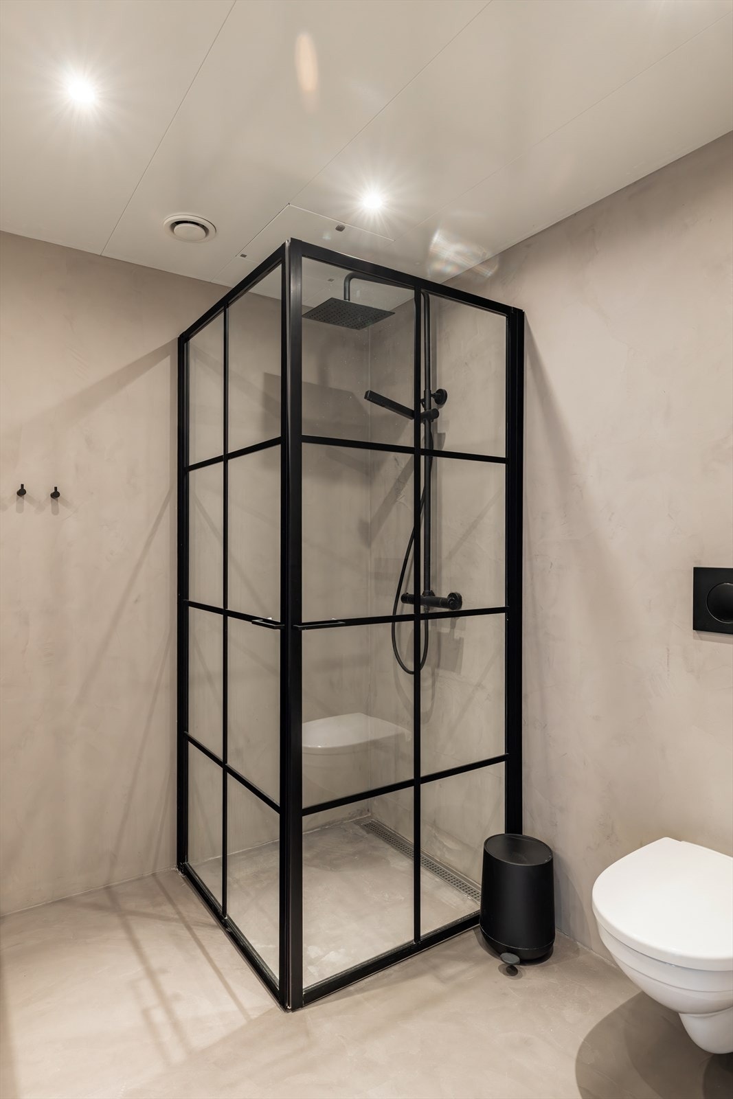 Badet har gulvvarme og downlights i taket Galleribilde