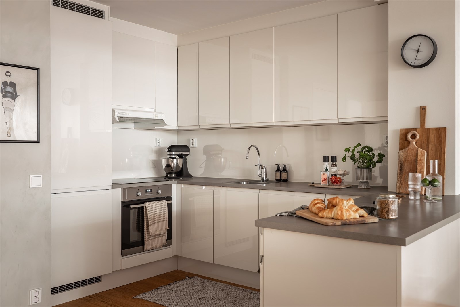 Kjøkkenet er innredet med lyse, slette fronter og benkeplate i laminat Galleribilde