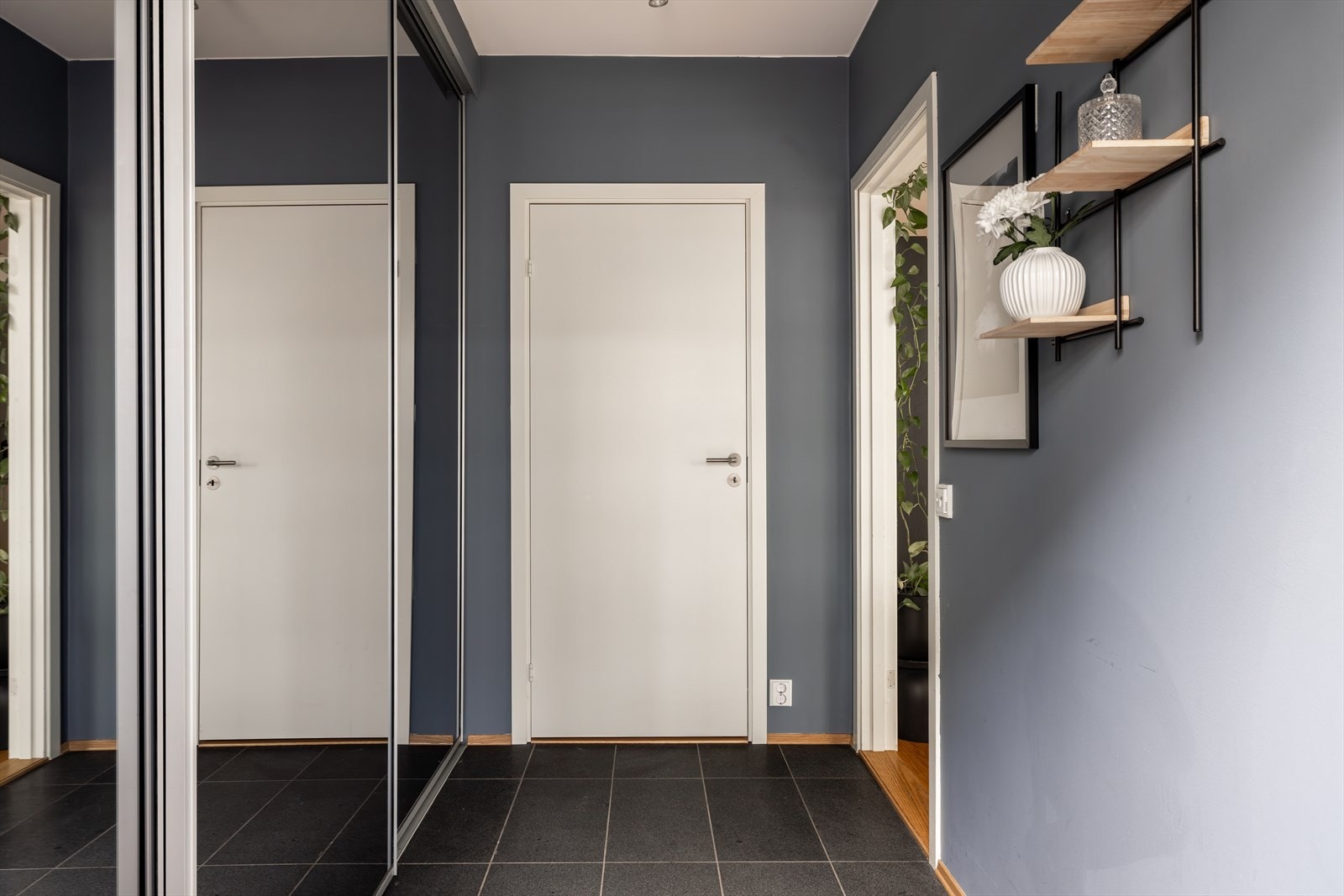 Innbydende og romslig entré med god plass til å henge fra seg ytterklær og sko Galleribilde