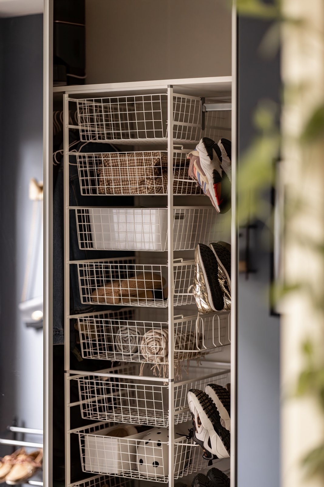 Praktisk innredet med skuffeseksjon og skooppheng Galleribilde