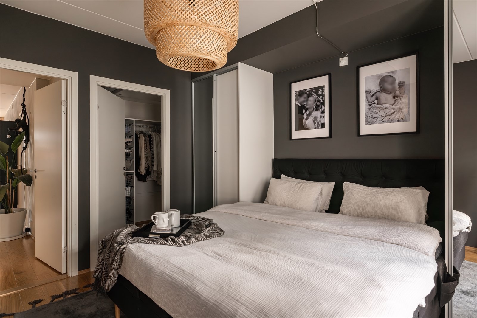 Hovedsoverommet er av god størrelse med to store garderobeskap, i tillegg til stort walk-in closet. God plass til stor dobbeltseng Galleribilde