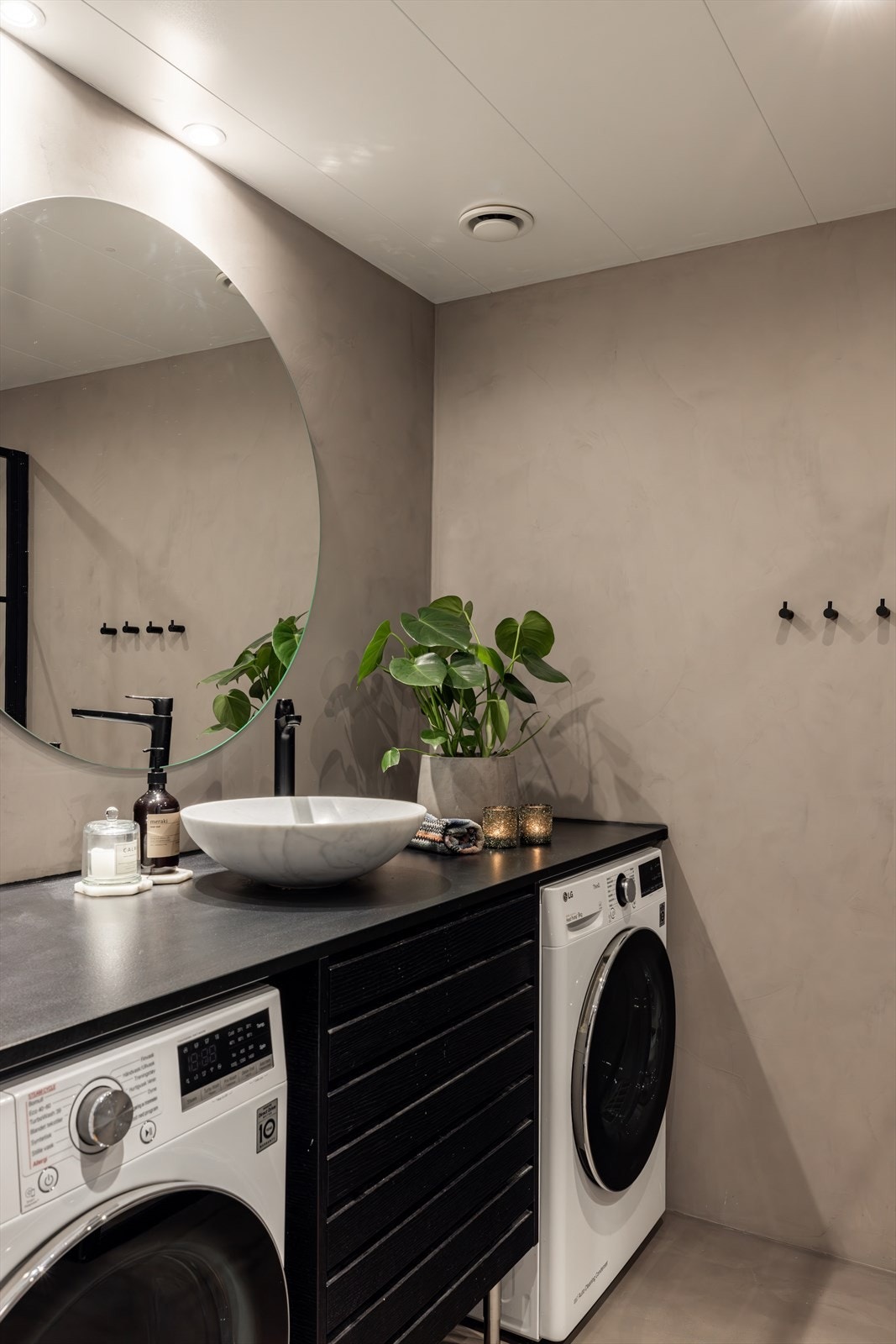 I 2022 ble det lagt mikrosement på gulv og vegger, samt montert ny baderomsinnredning Galleribilde