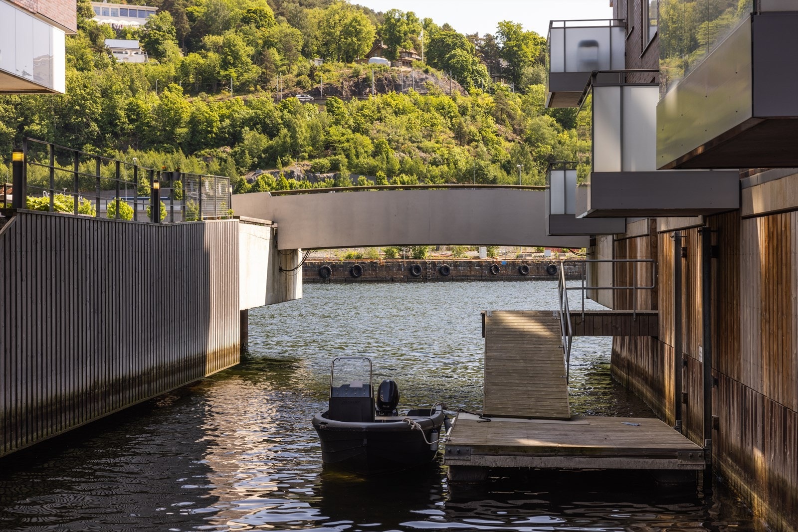 Sameiet har egne kajakker og en robåt som kan benyttes av beboerne Galleribilde