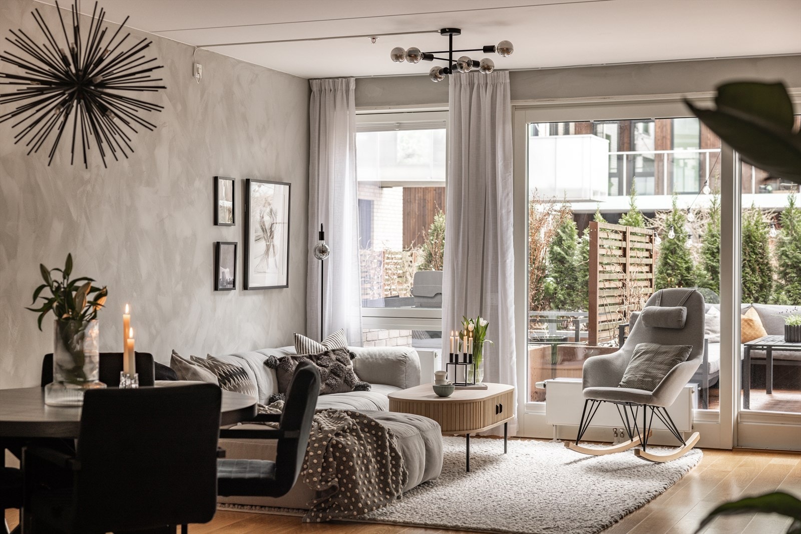 Delikate lysmalte vegger og nydelig parkettgulv Galleribilde