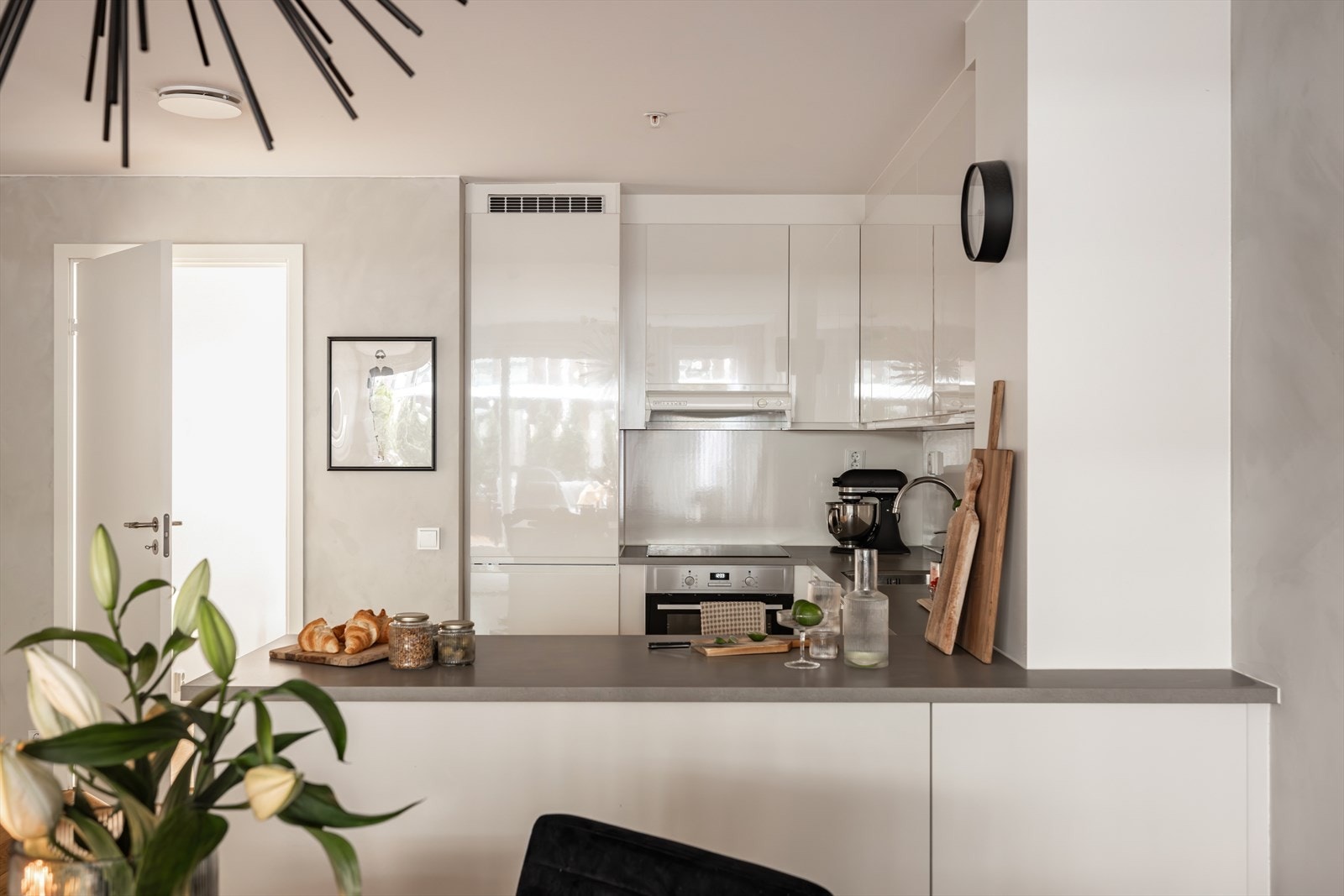 Det er montert sensor for automatisk lekkasjestopper. Komfyrvakt er integrert i avtrekksvifte. Galleribilde