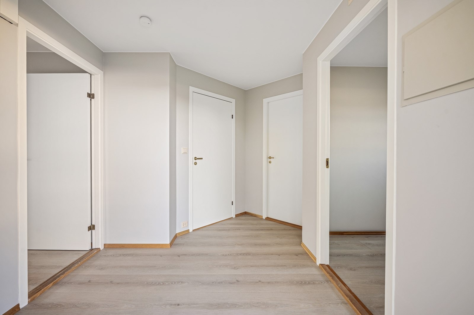 Velkommen inn! En åpen og lys gang som gir deg direkte tilgang til stue, bad og begge soverommene. Galleribilde