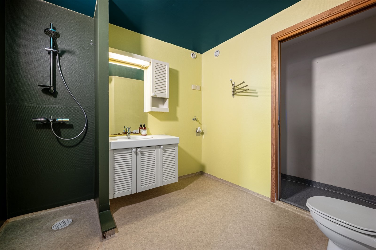 En romslig bod ved badet gir ekstra oppbevaringsplass, og her finner du blant annet varmtvannsberederen fra 2019. Galleribilde