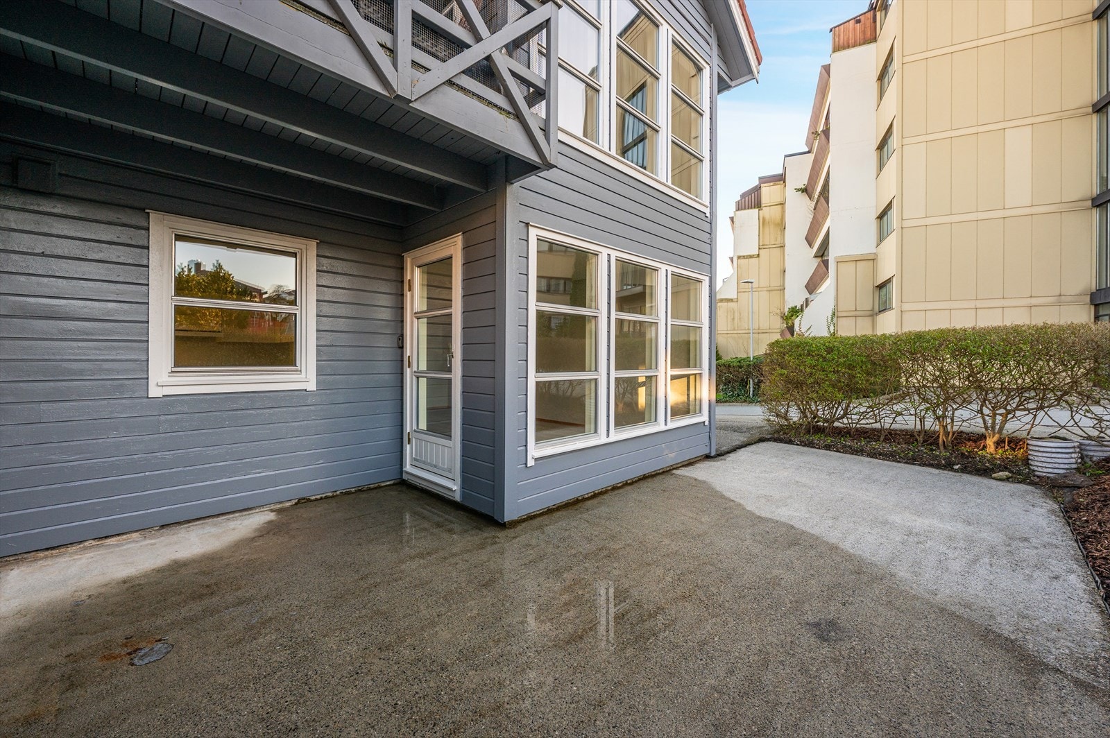 Med en romslig vestvendt platting på 24 m² får du rikelig med plass til utemøbler - Her kan man nyte ettermiddagssolen med venner. Galleribilde